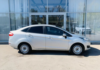 Подержанный автомобиль Ford Fiesta Sedan 2015 года (4 фото)