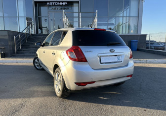 Подержанный автомобиль Kia Ceed Hatchback 2011 года (7 фото)