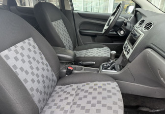 Подержанный автомобиль Ford Focus Sedan 2007 года (10 фото)