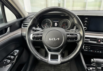 Подержанный автомобиль Kia K5 2021 года (12 фото)