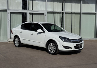 Подержанный автомобиль Opel Astra Sedan 2012 года (3 фото)