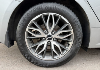 Подержанный автомобиль Kia K5 2021 года (15 фото)