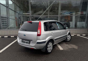 Подержанный автомобиль Ford Fusion 2007 года (7 фото)