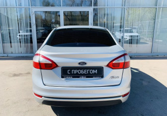 Подержанный автомобиль Ford Fiesta Sedan 2015 года (6 фото)