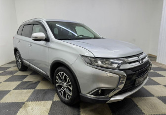 Подержанный автомобиль Mitsubishi Outlander 2016 года (3 фото)