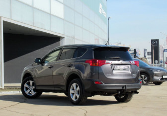 Подержанный автомобиль Toyota RAV4 2013 года (7 фото)