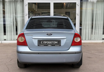Подержанный автомобиль Ford Focus Sedan 2006 года (6 фото)
