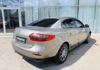 Подержанный автомобиль Renault Fluence 2010 года (5 фото)