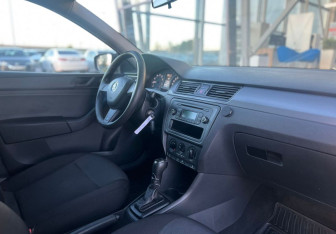 Подержанный автомобиль Skoda Rapid Liftback 2015 года (10 фото)