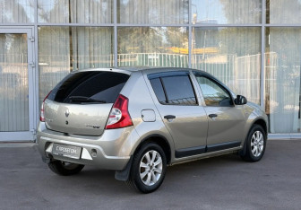 Подержанный автомобиль Renault Sandero 2010 года (5 фото)