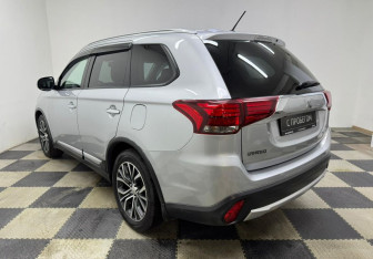 Подержанный автомобиль Mitsubishi Outlander 2016 года (7 фото)