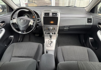 Подержанный автомобиль Toyota Corolla Sedan 2009 года (9 фото)
