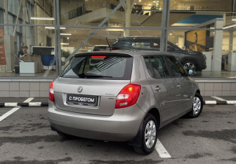 Подержанный автомобиль Skoda Fabia Hatchback 2011 года (7 фото)