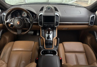 Подержанный автомобиль Porsche Cayenne 2011 года (9 фото)