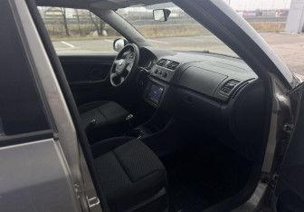 Подержанный автомобиль Skoda Fabia Hatchback 2011 года (9 фото)