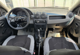 Подержанный автомобиль Renault Logan Sedan 2011 года (9 фото)