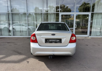 Подержанный автомобиль Ford Focus Sedan 2011 года (6 фото)