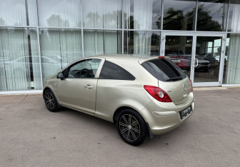 Подержанный автомобиль Opel Corsa 2008 года (7 фото)
