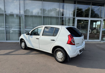 Подержанный автомобиль Renault Sandero 2010 года (7 фото)