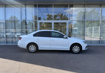 Подержанный автомобиль Volkswagen Jetta Sedan 2016 года (4 фото)