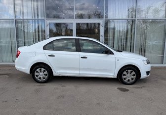 Подержанный автомобиль Skoda Rapid Liftback 2015 года (4 фото)