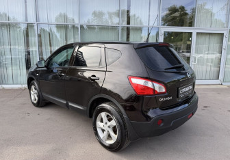 Подержанный автомобиль Nissan Qashqai 2012 года (7 фото)