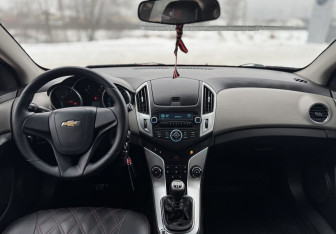 Подержанный автомобиль Chevrolet Cruze Hatchback 2013 года (9 фото)