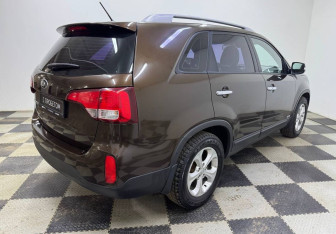 Подержанный автомобиль Kia Sorento 2015 года (5 фото)