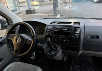 Подержанный автомобиль Volkswagen Transporter Van 2013 года (11 фото)