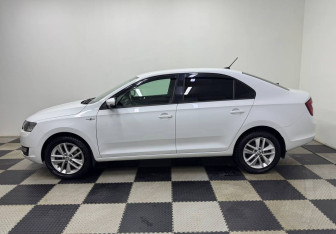 Подержанный автомобиль Skoda Rapid Liftback 2018 года (8 фото)
