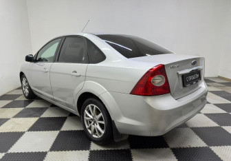 Подержанный автомобиль Ford Focus Sedan 2008 года (7 фото)
