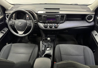 Подержанный автомобиль Toyota RAV4 2017 года (10 фото)