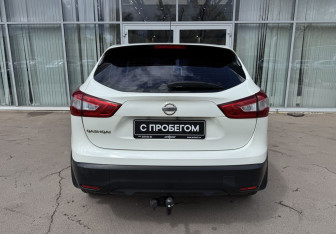 Подержанный автомобиль Nissan Qashqai 2015 года (6 фото)