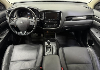 Подержанный автомобиль Mitsubishi Outlander 2016 года (10 фото)