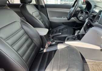 Подержанный автомобиль Hyundai Elantra Sedan 2018 года (10 фото)