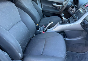 Подержанный автомобиль Toyota Auris Hatchback 2009 года (9 фото)