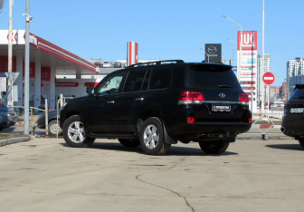Подержанный автомобиль Toyota Land Cruiser Suv 2020 года (7 фото)