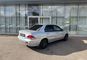 Подержанный автомобиль Mitsubishi Lancer Sedan 2006 года (5 фото)