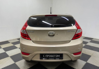 Подержанный автомобиль Hyundai Solaris Hatchback 2013 года (6 фото)