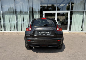 Подержанный автомобиль Nissan Juke 2012 года (6 фото)