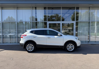Подержанный автомобиль Nissan Qashqai 2015 года (4 фото)
