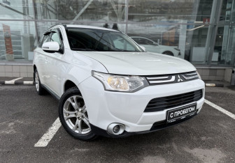 Подержанный автомобиль Mitsubishi Outlander 2013 года (3 фото)