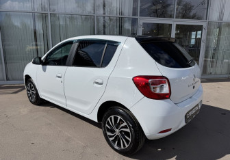 Подержанный автомобиль Renault Sandero 2014 года (7 фото)