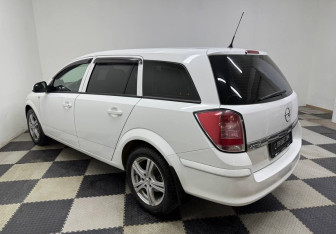 Подержанный автомобиль Opel Astra Wagon 2014 года (7 фото)