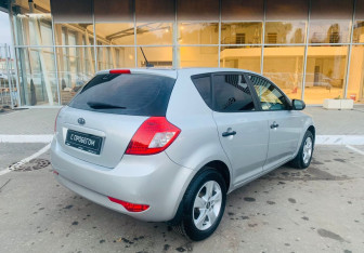 Подержанный автомобиль Kia Ceed Hatchback 2013 года (5 фото)