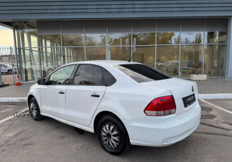 Подержанный автомобиль Volkswagen Polo Sedan 2013 года (7 фото)