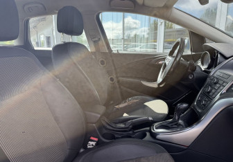 Подержанный автомобиль Opel Astra Wagon 2012 года (10 фото)