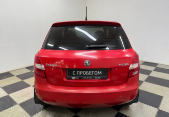 Подержанный автомобиль Skoda Fabia Hatchback 2013 года (6 фото)