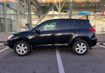 Подержанный автомобиль Toyota RAV4 2008 года (8 фото)