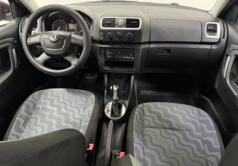 Подержанный автомобиль Skoda Fabia Hatchback 2010 года (11 фото)